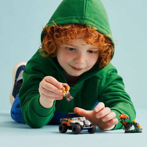 60424-lego-city-4 LEGO City - Exploratorul junglei pe ATV în cautarea unui panda rosu 60424, 92 piese