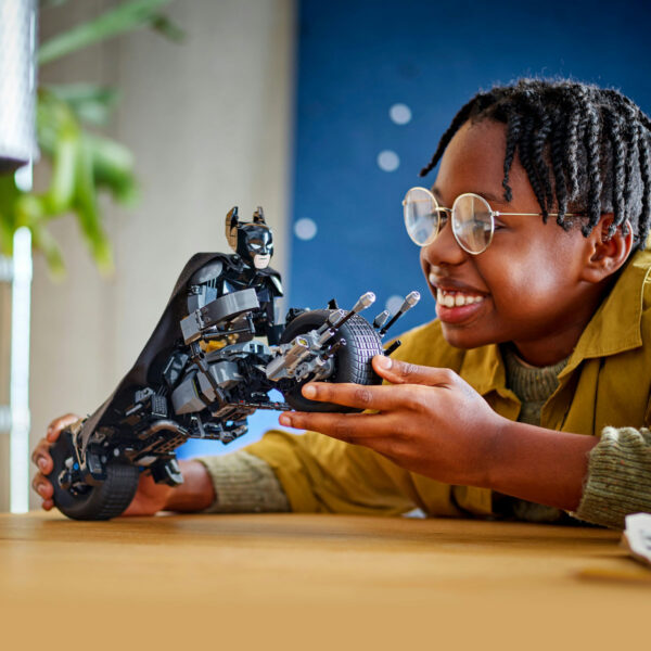 LEGO DC Super Heroes - Figurina de constructie Batman™ si motocicleta Bat-Pod 76273, 713 piese