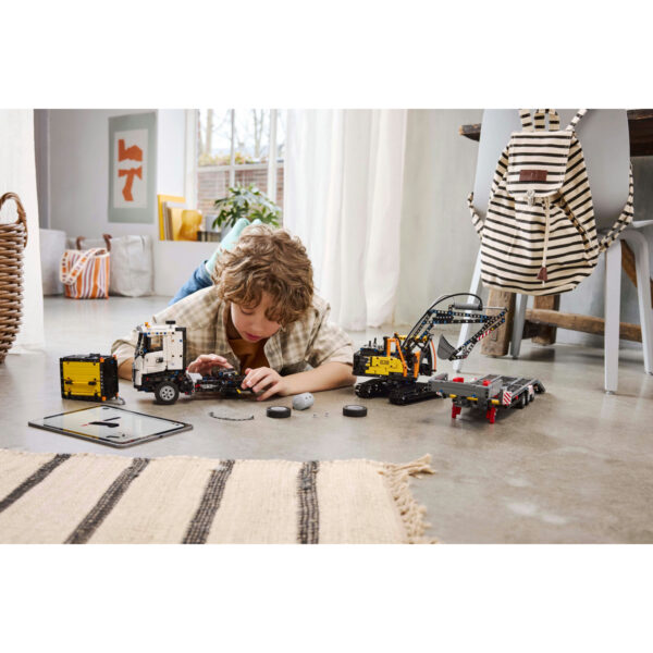 LEGO Technic - Camionul FMX si excavatorul electric EC230 de la Volvo 42175, 2274 piese
