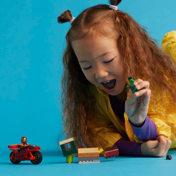 76287-lego-super-heroes-4 LEGO Marvel Super Heroes - Iron Man cu motocicleta si Hulk 76287, 68 piese