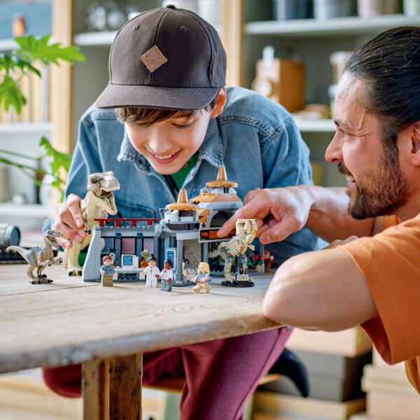 LEGO Jurassic World - Centru pentru turisti: T.rex si Raptor 76961, 693 piese