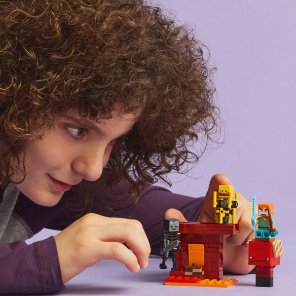 LEGO Minecraft - Batalie deasupra lavei în Nether 21266, 99 piese