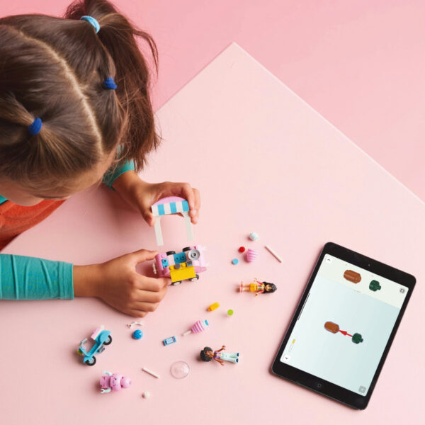 LEGO Friends - Taraba cu vata de zahar si scuter 42643, 110 piese