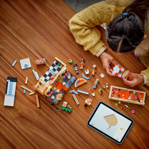 LEGO Friends - Restaurant si scoala de gastronomie 42655, 896 piese