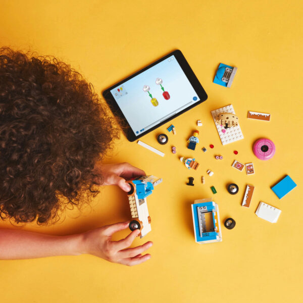 LEGO City - Furgoneta de gogosi 60452, 196 piese