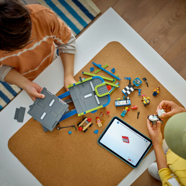 LEGO City - Fara limite: Rampa pentru curse de masini 60460, 436 piese