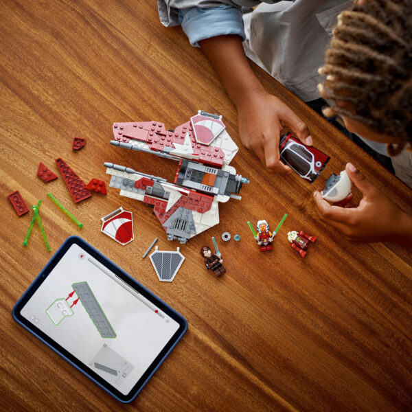 LEGO Star Wars - Nava Interceptor™ Jedi a lui Ahsoka 75401, 290 piese