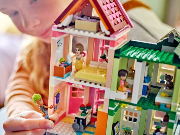 Lego Friends 42670 - Apartamente si magazine în orasul Heartlake