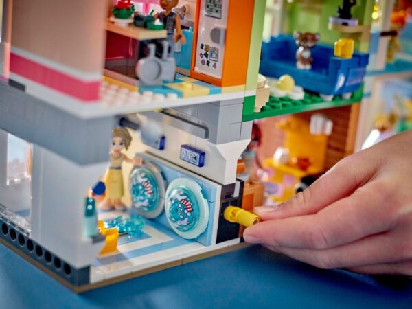 Lego Friends 42670 - Apartamente si magazine în orasul Heartlake