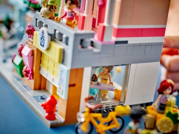 Lego Friends 42670 - Apartamente si magazine în orasul Heartlake