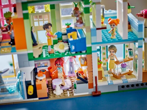 Lego Friends 42670 - Apartamente si magazine în orasul Heartlake