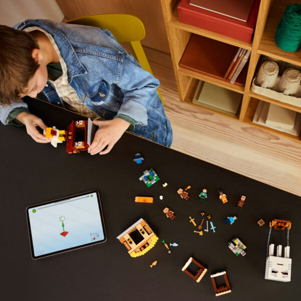 LEGO Minecraft - Atacul baloanelor Ghast asupra satului 21273, 555 piese