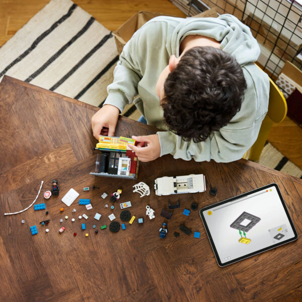 76311-lego-super-heroes-3 LEGO Marvel Super Heroes - Spider-Verse: Miles Morales vs. Spot 76311, 375 piese