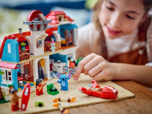 Lego Disney 43268 - Casa de pe plaja a lui Lilo si Stitch