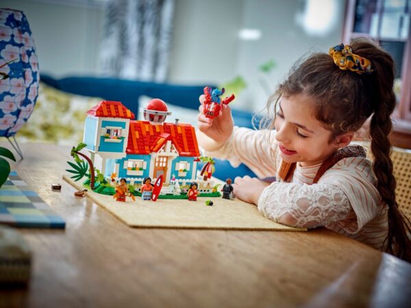 Lego Disney 43268 - Casa de pe plaja a lui Lilo si Stitch