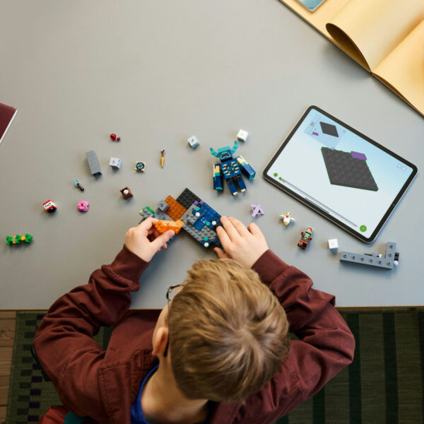 LEGO Minecraft - Întâlnirea cu Temnicerul 21274, 238 piese