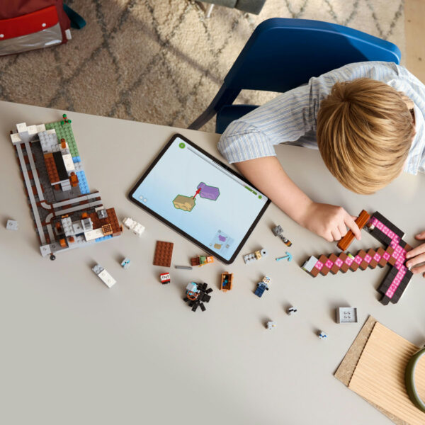 LEGO Minecraft - Mina Târnăcop 21277, 530 piese