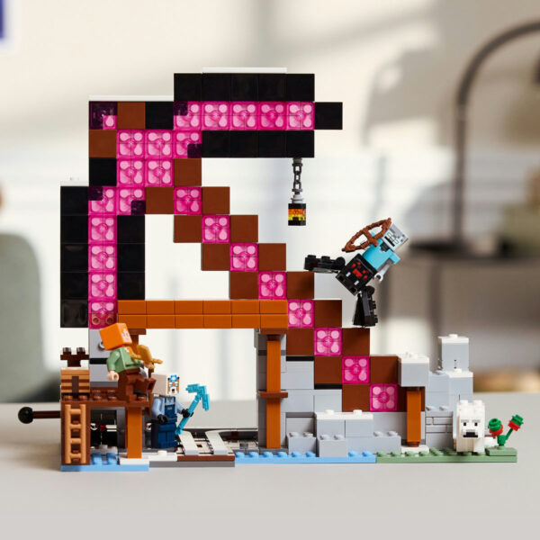 LEGO Minecraft - Mina Târnăcop 21277, 530 piese