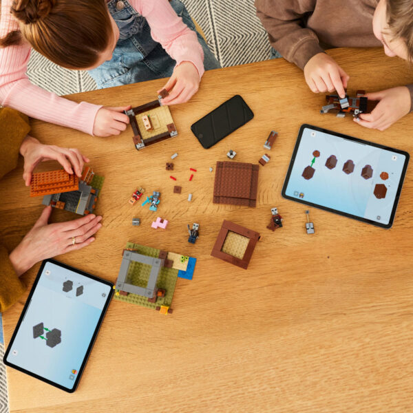 LEGO Minecraft - Avanpostul Jefuitorului şi Distrugător 21278, 665 piese