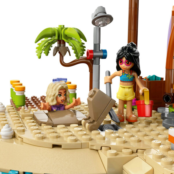 LEGO Friends - Staţiune de pe litoral pentru vacanţă cu familia 42673, 1140 piese