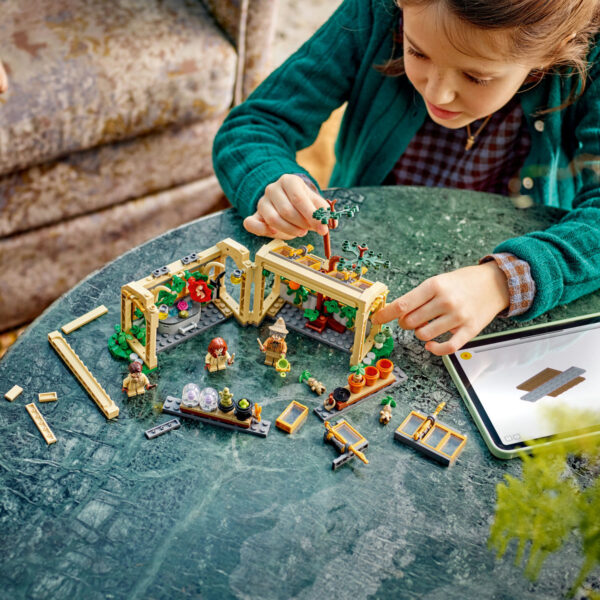 LEGO Harry Potter - Castelul Hogwarts: Lecția de ierbologie 76445, 390 piese