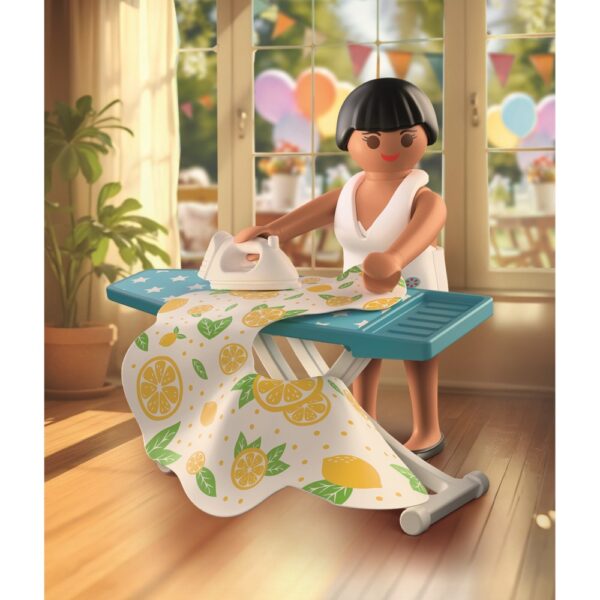 Playmobil - Figurina femeie cu masa de calcat - PM71878