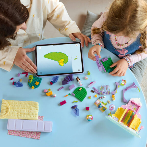 11205-lego-gabbys-dollhouse-5 LEGO Gabby s Dollhouse - Muntele de dulciuri si gradina Miau-Zânei 11205, 263 piese