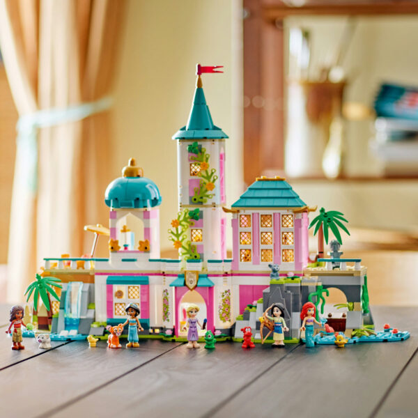 LEGO Disney - Castel de prinţesă şi animăluţe regale 43267, 787 piese