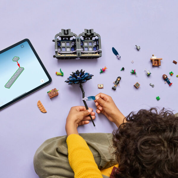 76784-lego-wednesday-3 LEGO Wednesday - Floare de dalie neagra 76784, 358 piese