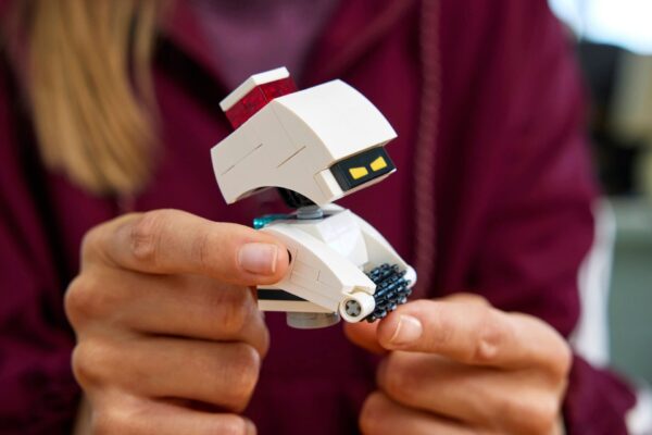 43279_lifestyle_build_09_en-gb Lego Disney 43279 - WALL-E şi EVE