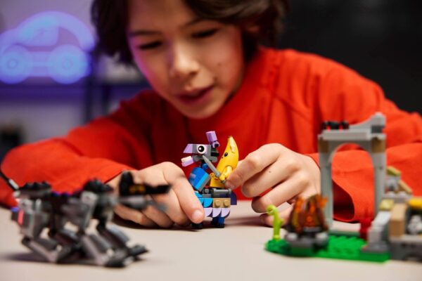 LEGO® Fortnite® - Tabara lui Peely si Sparkplug 77075, 250 piese