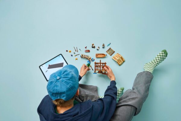 75636_lifestyle_build_en-gb LEGO One Piece - Coliba în Satul Morii 75636, 299 piese