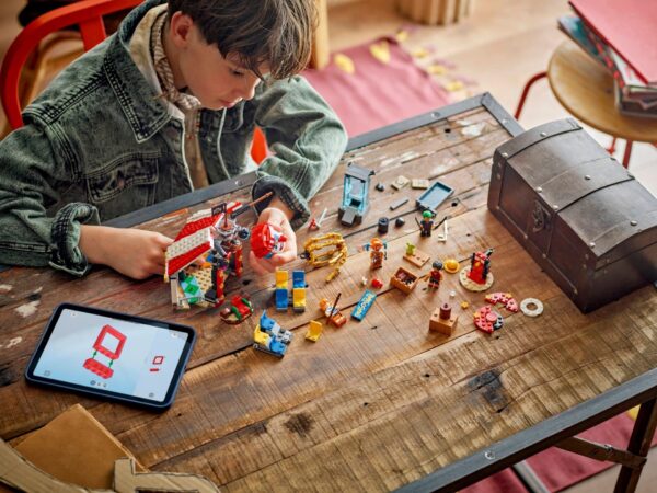 75637_lifestyle_build_en-gb LEGO One Piece - Cortul de circ al clovnului Buggy 75637, 573 piese