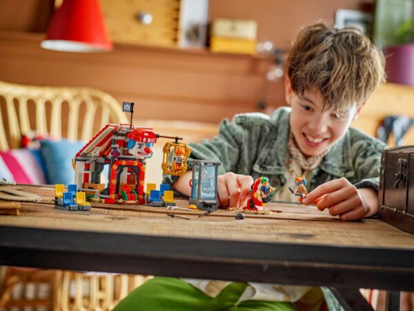 75637_lifestyle_cons_en-gb LEGO One Piece - Cortul de circ al clovnului Buggy 75637, 573 piese