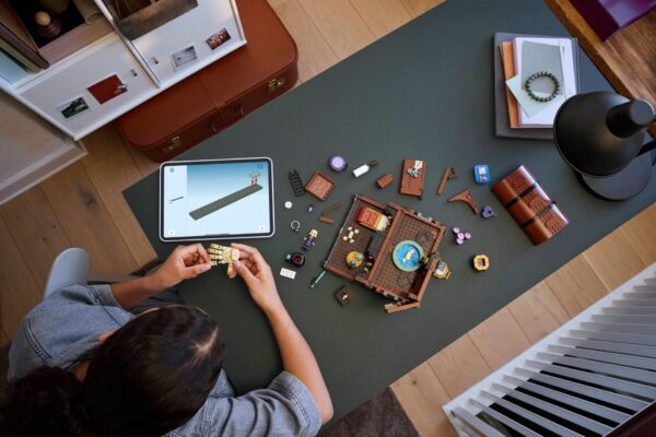 76785_lifestyle_build_en-gb LEGO Wednesday - Apartamentul lui Mână 76785, 828 piese