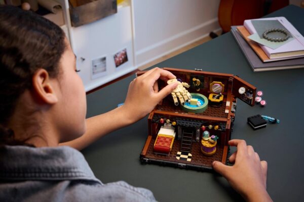 76785_lifestyle_cons_4_en-gb LEGO Wednesday - Apartamentul lui Mână 76785, 828 piese