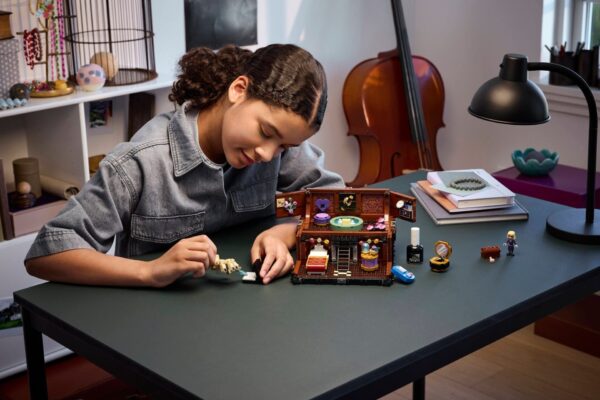 76785_lifestyle_cons_en-gb LEGO Wednesday - Apartamentul lui Mână 76785, 828 piese