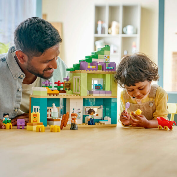 LEGO DUPLO - Casă modernă de familie 3 în 1, cu figurine 10470, 166 piese