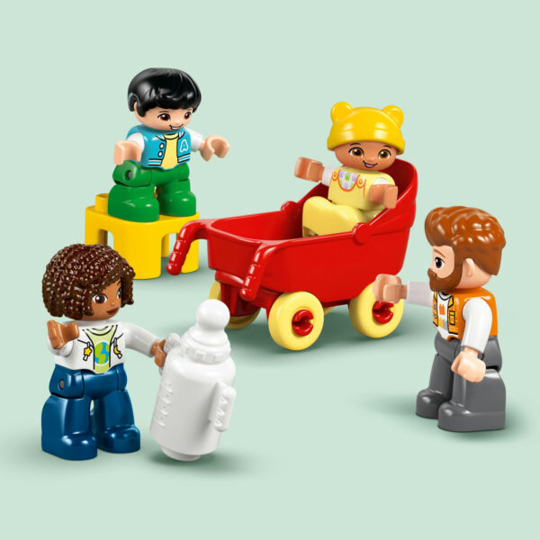 LEGO DUPLO - Casă modernă de familie 3 în 1, cu figurine 10470, 166 piese