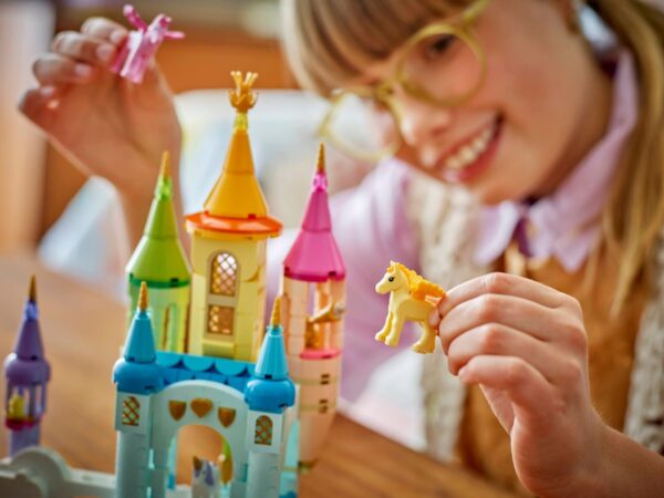 31175_lifestyle_cons_2_en-gb Lego Creator 31175 - Castel cu unicorni