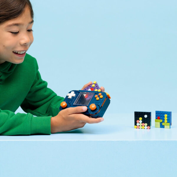 LEGO Creator - Consolă de jocuri video retro 31380, 268 piese