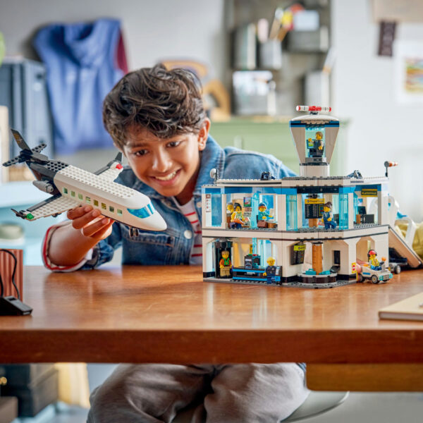 LEGO City - Aeroport cu avion 60502, 887 piese