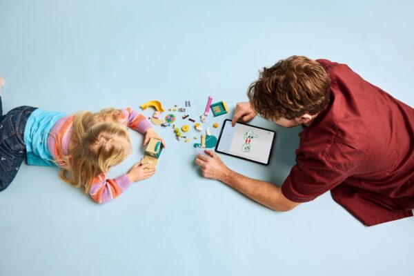 LEGO® Bluey - Distractie la locul de joaca cu Blue si Chloe 11201, 104 piese