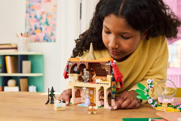 Lego Wicked 75690 - Glinda și Elphaba vizitează Munchkinland, 744 piese