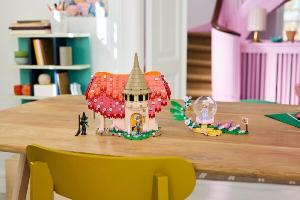 Lego Wicked 75690 - Glinda și Elphaba vizitează Munchkinland, 744 piese