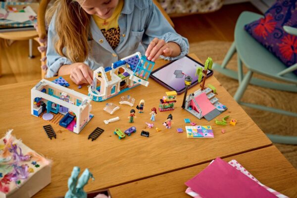 LEGO® Friends - Casa familiei lui Liann 42687, 946 piese