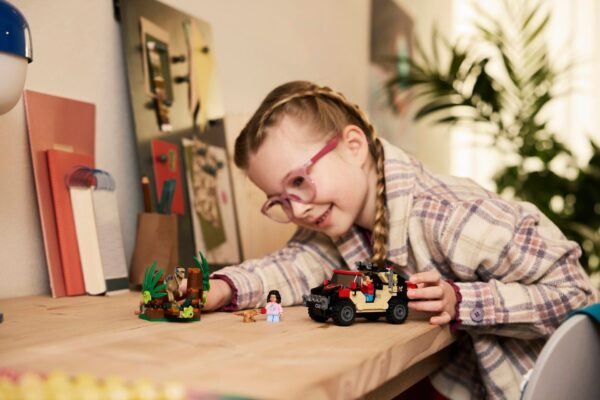 LEGO® Jurassic World - Evadare off-road din calea unui Velociraptor 76972, 285 piese