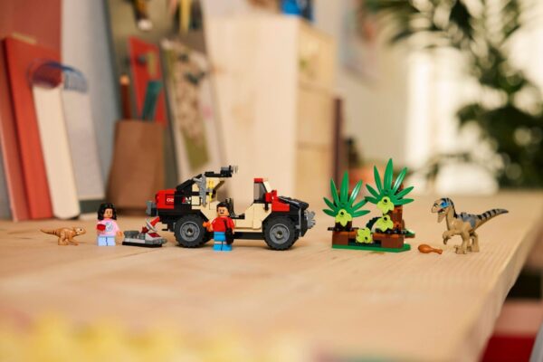 LEGO® Jurassic World - Evadare off-road din calea unui Velociraptor 76972, 285 piese