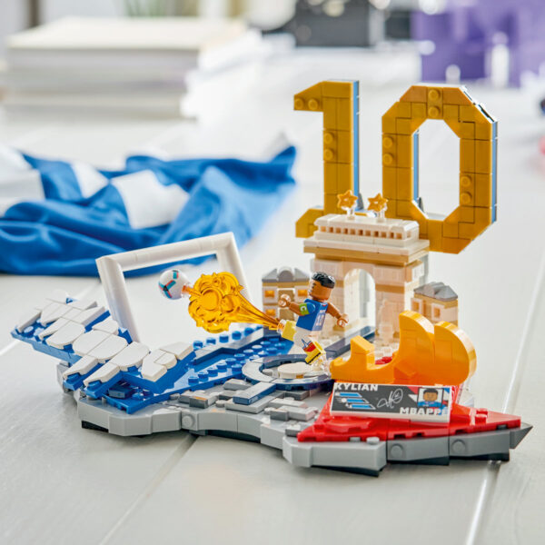 LEGO Editions - Kylian Mbappé – Momente importante din fotbal 43013, 490 piese