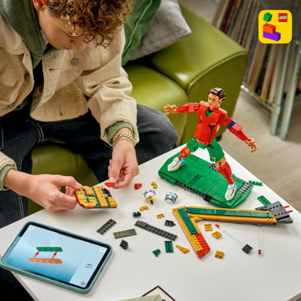 LEGO Editions - Cristiano Ronaldo – Legendă a fotbalului 43016, 854 piese